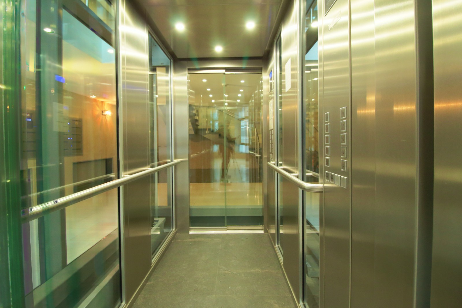 Продажа 4-комнатной квартиры, Санкт-Петербург, Смольная набережная,  8к2